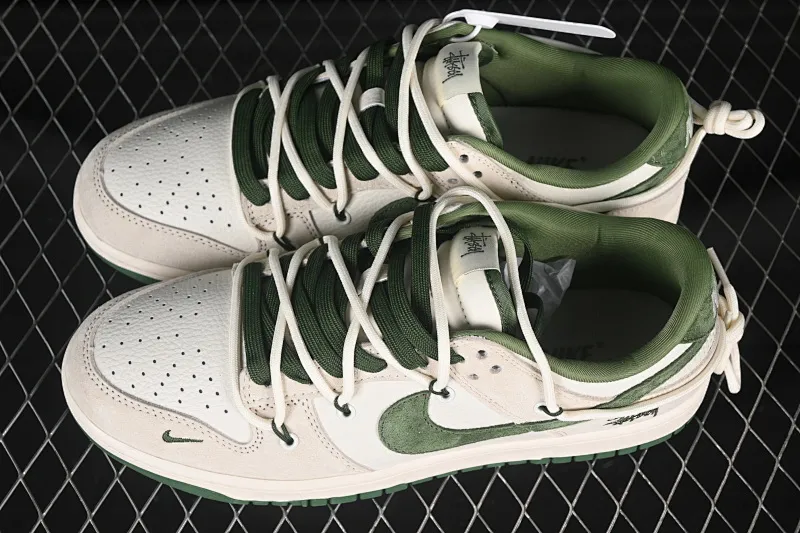 All Categories Nk SB Dunk Series Nk SB Dunk Low High-end Customized Low-top Shoes Nike SB Dunk Low Stusi Series Strap Pig Eight Green Hook Anniversary High-end Customized Low-top Casual Shoes DM6868-094